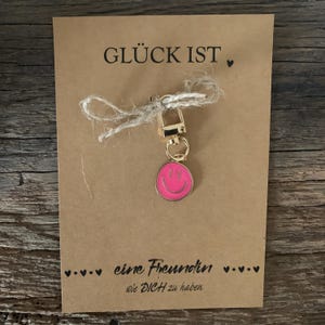 Karte mit SMILEY-Schlüsselanhänger | Glück ist eine Freundin wie DICH zu haben | Spruch | Mitbringsel | Taschenanhänger | Kleinigkeit