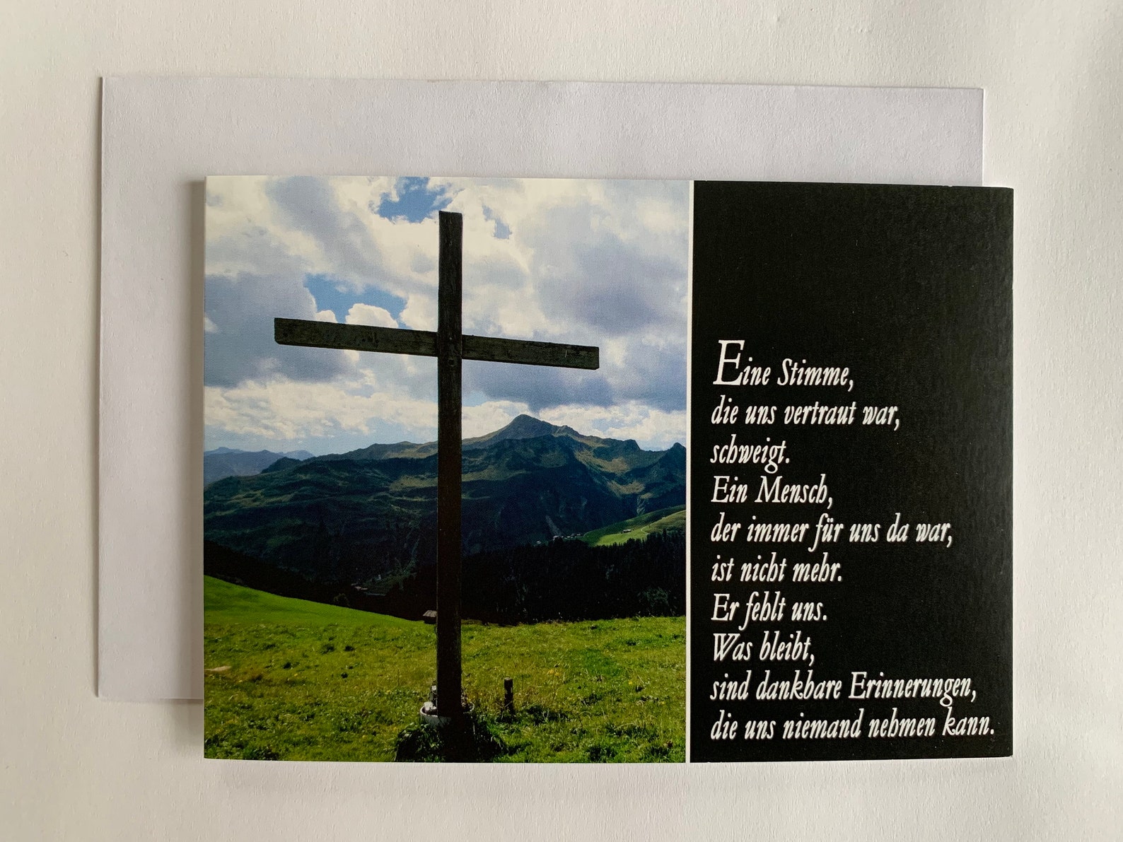 Eine Stimme Die Uns Vertraut War Schweigt Eine Stimme, die uns vertraut war, schweigt... • Trauerkarte
