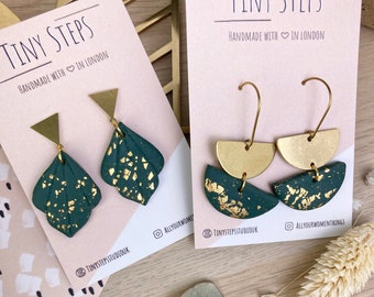 Pendientes de arcilla polimérica de inspiración Art Déco: colgantes de latón con hojas doradas en verde bosque