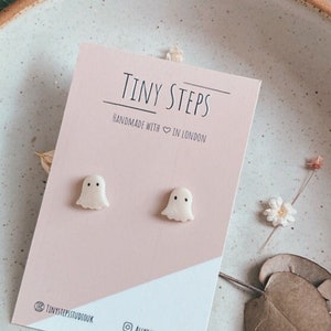 小さくてかわいいゴーストスタッド | 手作りでゆっくり作られたポリマークレイイヤリング | ハロウィン | 彼女へのプレゼント