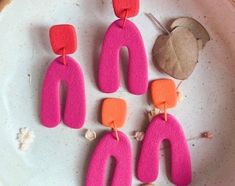 Statement texturierte organische Bögen in Magenta und personalisierbarem Bolzen Handgefertigte Polymer Clay Ohrringe | Geschenke für Sie / Frauen