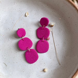 Galets organiques texturés en magenta brillant | boucles d'oreilles pendantes en pâte polymère colorées faites lentement | Cadeaux pour elle