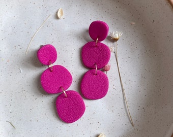 Galets organiques texturés en magenta brillant | boucles d'oreilles pendantes en pâte polymère colorées faites lentement | Cadeaux pour elle