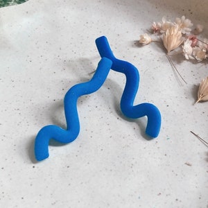 ステートメントスクイグル - 揺れるスタッドまたは18Kメッキのダングル | 複数の色をご用意 | ハンドメイドイヤリング