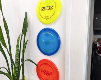 Low Profile Disc Golf Wall Mount with Alignment Guides and Six Color Options