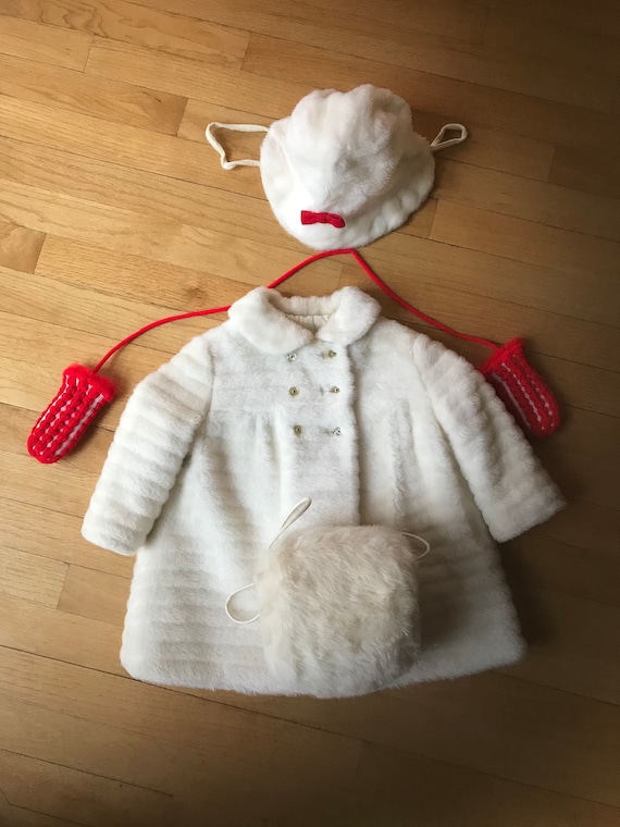 Stunning Vintage 1950s White  Sing Coat / Muff, Mi