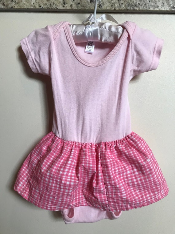 Simple Cute Vintage Modified Onsie with added Pin… - image 6