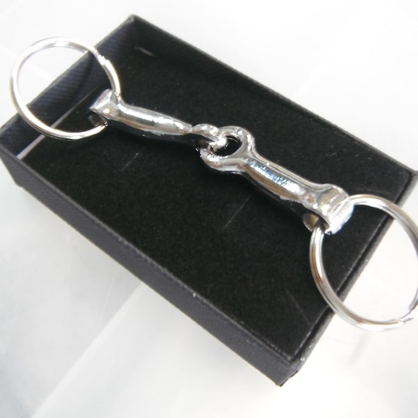 Porte-clés mors filet en métal chromé dans une boîte cadeau
