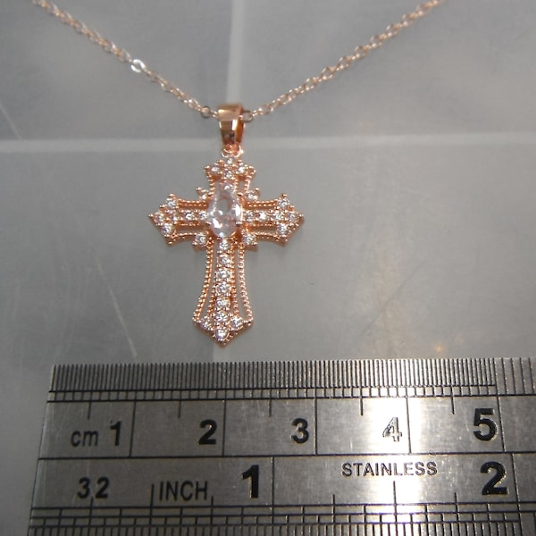 Collier croix en diamant couleur or rose dans une boîte cadeau