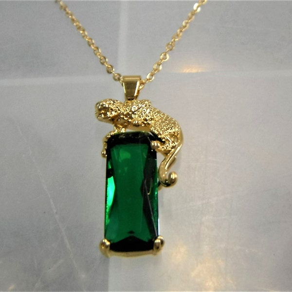 Collier léopard doré avec pendentif couleur vert émeraude dans une boîte cadeau