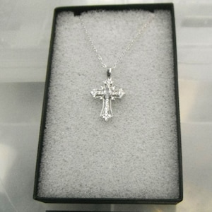 Collier croix argenté de 40 cm, extensible jusqu&#39;à 20 po. dans une boîte cadeau