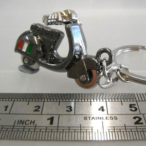 Italian Flag Roma Scooter Dark Chrome Metal Keyring Gift Boxed