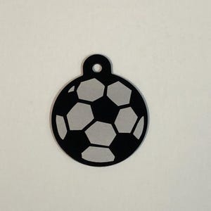 Grande étiquette ronde noire avec ballon de football Médaille en aluminium personnalisée avec gravure diamant Médaille d'identification personnelle pour chat Médaille d'identification pour chien Médaille pour chat SBLBCT2