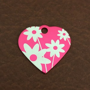 Médaillon en aluminium avec petit coeur rose et imprimé floral marguerite Médaille pour animal de compagnie personnalisée avec diamants gravés, Médaille pour chat, Médaille pour chien, pour sacs, colliers, DFPSPH