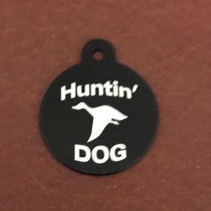 Grande médaille ronde Huntin' Dog noire en aluminium personnalisée avec gravure diamant, médaille pour chien, pour chien de chasse, médaille pour chiot, pour collier de chien