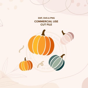 Puede incluir: Cuatro calabazas de diferentes colores, incluyendo naranja, rosa y azul verdoso, sobre un fondo blanco con dibujos de líneas marrones de hojas y remolinos. El texto "DXF, SVG & PNG COMMERCIAL USE CUT FILE" está en la parte superior de la imagen.