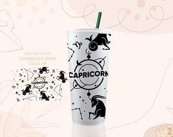 Può includere: Un bicchiere bianco Starbucks Venti freddo con un design in bianco e nero che presenta il segno zodiacale Capricorno. Il design include le parole "Capricorno" e stelle. Il bicchiere ha una cannuccia verde.
