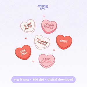 Op de afbeelding: Een digitale illustratie met zes hartvormige snoepjes in roze en rood, elk met een andere tekst zoals "SLOW BURN" en "SMUT". De snoepjes zijn geplaatst op een lichtpaarse achtergrond. De afbeelding bevat ook de tekst "svg & png • 300 dpi • digital download."