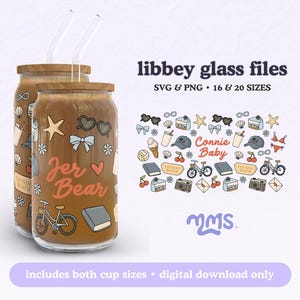 Op de afbeelding: Twee glazen libbey-bekers met houten deksels en doorzichtige rietjes, gevuld met een bruine vloeistof. De bekers zijn versierd met stickers van een fiets, een boek, een hart en andere strandthema's. Op de bekers staat "Jer Bear". De afbeelding bevat ook digitale bestanden.