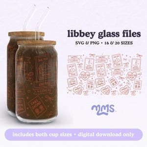 Puede incluir: Dos vasos de vidrio con tapas de madera y pajitas de vidrio curvadas. Los vasos contienen un líquido marrón y están decorados con arte lineal rojo con frases como "Enemies to Lovers" y "Fake Dating". La imagen también incluye un gráfico de los diseños.