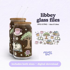 Puede incluir: Dos vasos de vidrio con tapas de madera y pajitas transparentes. Los vasos presentan ilustraciones de un árbol, libros, flores y tazas de té. También se ve el texto "libbey glass files" y "includes both sizes • digital download".