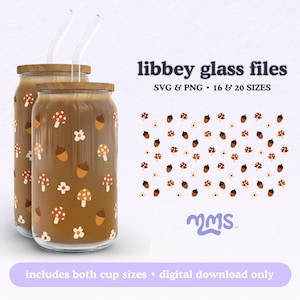 Op de afbeelding: Twee bruine glazen potten met deksels en rietjes, beide versierd met een patroon van paddenstoelen, eikels en bloemen. De potten zijn gelabeld "libbey glass files SVG & PNG 16 & 20 SIZES". De afbeelding bevat ook een patroon van hetzelfde ontwerp dat in een raster wordt herhaald.