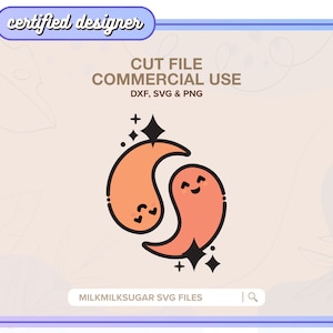 Könnte beinhalten: Eine digitale Design-Datei mit zwei orangefarbenen Geistern mit lächelnden Gesichtern und funkelnden Sternen. Das Design ist in den Formaten DXF, SVG und PNG verfügbar. Der Text "MILKMILKSUGAR SVG FILES" befindet sich am unteren Rand des Bildes.