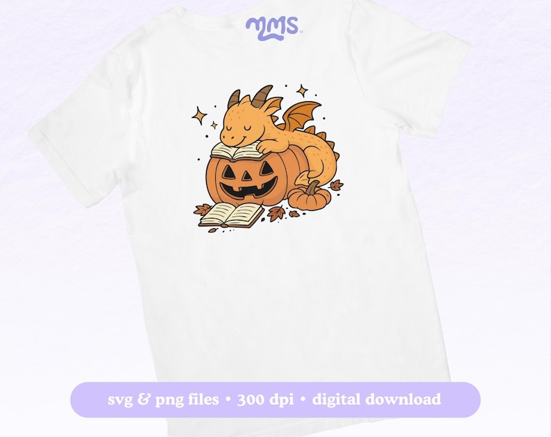 Peut inclure: T-shirt blanc avec un dessin anim&eacute; d'un dragon sur une citrouille d'Halloween lisant un livre. Le dragon est orange avec des ailes et des cornes. La citrouille est orange avec un visage sculpt&eacute;. Le t-shirt comprend le texte "svg & png files &bull; 300 dpi &bull; digital download".