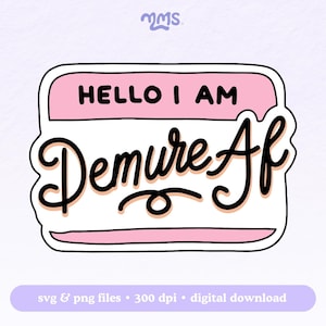 Puede incluir: Una etiqueta de nombre rosa y blanca con el texto "Hello I am Demure Af" en letras cursivas negras.