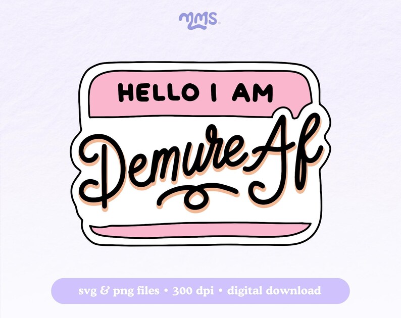 Puede incluir: Una etiqueta de nombre rosa y blanca con el texto "Hello I am Demure Af" en letras cursivas negras.