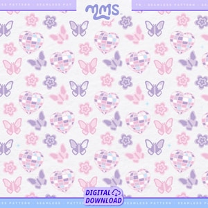 Puede incluir: Un patrón sin costuras con mariposas rosas y moradas, corazones y flores sobre un fondo morado claro. Los corazones están hechos de un mosaico de cuadrados rosas, morados y azules, que se asemejan a una bola de discoteca. El texto "MMS" y "DESCARGA DIGITAL" también se incluye en el patrón.