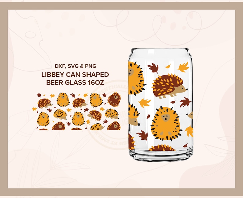 K&ouml;nnte beinhalten: Ein klares Glas in Form einer Bierdose mit einem Muster aus braunen und gelben Igeln und orangefarbenen Bl&auml;ttern. Das Glas ist 16 oz. DXF, SVG & PNG.