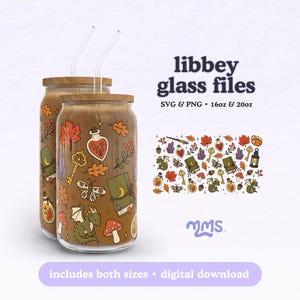 Puede incluir: Dos vasos de vidrio con tapas de bambú y pajitas de vidrio transparente, llenos de una bebida marrón. Los vasos presentan un patrón de hojas de otoño, libros, llaves, pociones, setas y dragones. El texto dice libbey glass files SVG & PNG 16oz & 20oz.