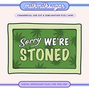 Op de afbeelding: Een groen bord met een marihuanabladpatroon en de tekst "Sorry, we zijn stoned".