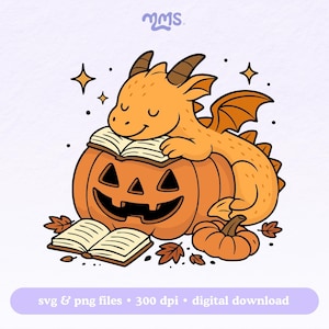 Puede incluir: Ilustración de dibujos animados de un dragón naranja amigable descansando sobre una calabaza tallada con un libro abierto. La calabaza tiene una cara sonriente y está rodeada de hojas y una calabaza pequeña. Incluye el texto "svg & png files • 300 dpi • digital download".