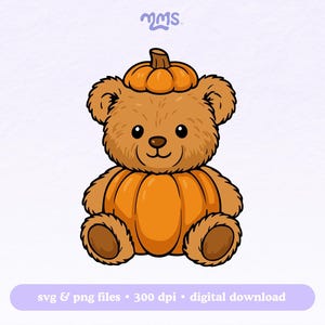 Può includere: Illustrazione di un orsacchiotto dei cartoni animati con un costume da zucca. L'orso è marrone con un corpo e un copricapo a forma di zucca arancione. L'immagine include il testo "svg & png files • 300 dpi • digital download".