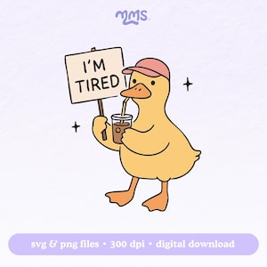 K&ouml;nnte beinhalten: Cartoon-Illustration einer gelben Ente mit rosa Kappe, die ein Schild mit der Aufschrift "I'M TIRED" und einen Kaffeebecher mit Strohhalm h&auml;lt. Die Ente hat orangefarbene F&uuml;&szlig;e und einen Schnabel, vor hellviolettem Hintergrund.