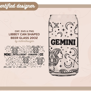 Puede incluir: Un vaso de vidrio transparente con forma de lata de cerveza con un diseño en blanco y negro que presenta el signo del zodíaco Géminis, estrellas y medias lunas. El texto "GEMINI" está impreso en negro en el vaso. El vaso tiene una capacidad de 20 onzas.