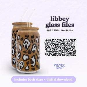 Può includere: Due bicchieri in vetro con coperchi in bambù e cannucce trasparenti, caratterizzati da un motivo leopardato marrone, nero e bianco con volti di fantasmi. Testo: libbey glass files, SVG & PNG, 16oz & 20oz, mms, includes both sizes, digital download.
