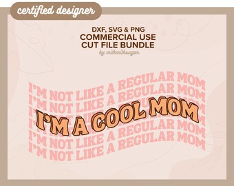 Peut inclure: Un lot de fichiers de conception numérique à usage commercial avec le texte "Je ne suis pas comme une maman ordinaire, je suis une maman cool" dans un style rétro sur un fond pêche.