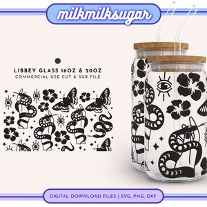 Puede incluir: Dos tarros de vidrio transparentes con tapas y diseños en blanco y negro de serpientes, mariposas, flores y ojos. Los tarros son de 16 oz y 20 oz. El texto "LIBBEY GLASS 16OZ & 20OZ COMMERCIAL USE CUT & SUB FILE" está en la parte superior de la imagen. El texto "DIGITAL DOWNLOAD FILES | SVG, PNG, DXF" está en la parte inferior de la imagen.