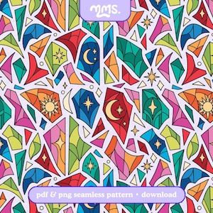 Può includere: Un motivo digitale senza cuciture con estetica a vetrata, composto da frammenti geometrici in rosso, blu, verde, arancione e rosa. Il design include motivi celesti come soli, lune e stelle con contorni neri su uno sfondo color lilla chiaro.