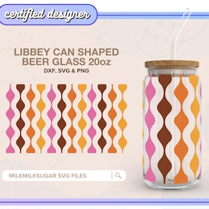 Könnte beinhalten: Ein klares Glasbierglas mit einem wellenförmigen Muster in Braun, Orange und Pink. Das Glas ist in Form einer Dose und hat einen Strohhalm, der aus der Oberseite herausragt. Das Glas hat ein Fassungsvermögen von 20 Unzen und ist mit "Libbey Can Shaped Beer Glass 20oz" beschriftet.