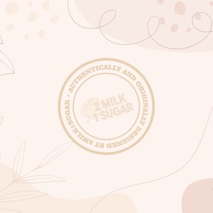 K&ouml;nnte beinhalten: Ein beige-wei&szlig;er abstrakter Hintergrund mit einem runden Stempel, auf dem steht: "Designed by Milk Sugar. Authentisch und originell. 2 Milch 1 Zucker".
