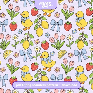 Op de afbeelding: Naadloos patroon met gele eendjes met blauwe strikken, rode aardbeien, gele citroenen, roze tulpen en madeliefjes op een lichtpaarse achtergrond. Het patroon bevat de tekst "pdf & png seamless pattern • download".