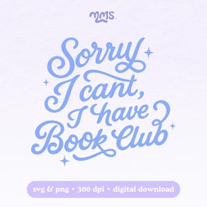 以下が含まれることがあります： 「Sorry I can't, I have Book Club」のテキストが、薄紫色の背景に水色の筆記体で書かれたデジタルデザイン。星のアクセントと「svg & png • 300 dpi • digital download」のテキストが含まれています。