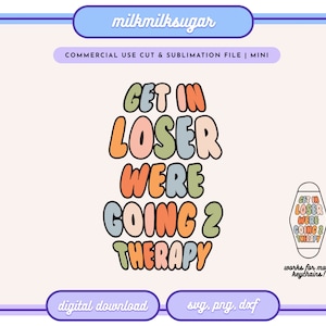 Może przedstawiać: Cyfrowy plik do pobrania z plikiem do cięcia dla projektu "Get in Loser We're Going to Therapy". Projekt zawiera kolorowe, zaokrąglone litery w stylu retro. Projekt idealnie nadaje się do tworzenia spersonalizowanych kubków, koszulek, naklejek i nie tylko.