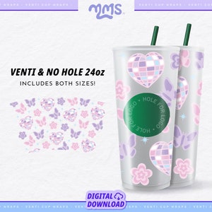 Puede incluir: Dos vasos de plástico transparentes con un diseño floral rosa, morado y blanco. Los vasos tienen una capacidad de 24 onzas y tienen un agujero para un logotipo. El texto "VENTI & NO HOLE 24oz" e "INCLUDES BOTH SIZES!" está en la imagen.