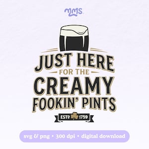 以下が含まれることがあります： 黒ビールと「JUST HERE FOR THE CREAMY FOOKIN' PINTS」の文字が入ったデジタルデザイン。デザインには「ESTD 1759」とクローバーが含まれています。デザインは白地の上に黒と金で描かれています。