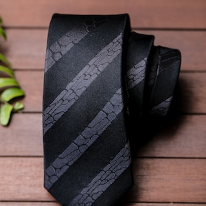 Hawaiian Necktie - Pā Pōhaku